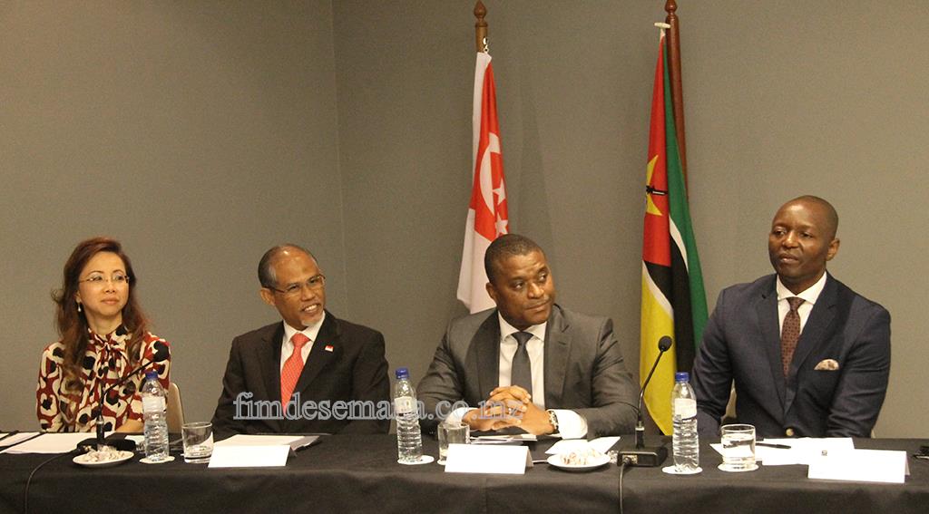 Mesa que presidiu o Fórum de Negócios Moçambique-Singapura