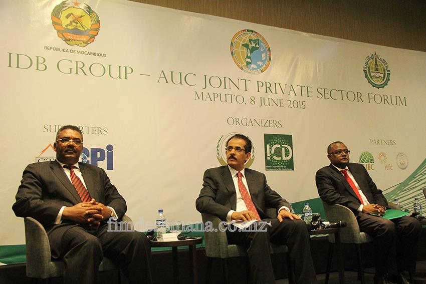 Mesa que presidiu o Fórum do Sector Privado com Banco Islâmico