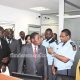 Ministro da Indústria e Comércio do Malawi a receber esclarecimentos sobre o funcionamento da Janela Única Electrónica pelo Director Geral das Alfândegas de Mo