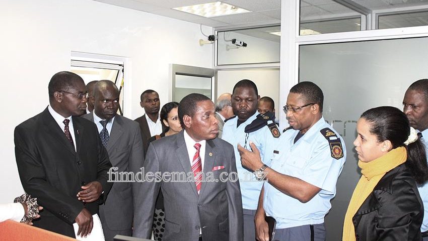 Ministro da Indústria e Comércio do Malawi a receber esclarecimentos sobre o funcionamento da Janela Única Electrónica pelo Director Geral das Alfândegas de Mo