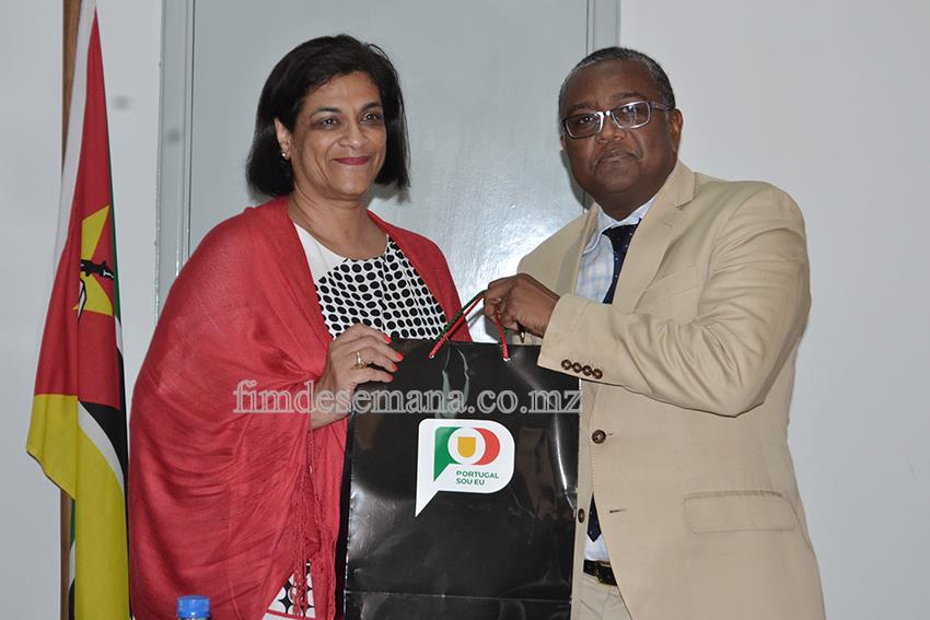 Oferta de um brinde ao Vice-Ministro da Indústria e Comércio