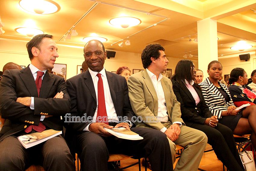 Participantes no lançamento do livro do escritor Aldino Muianga