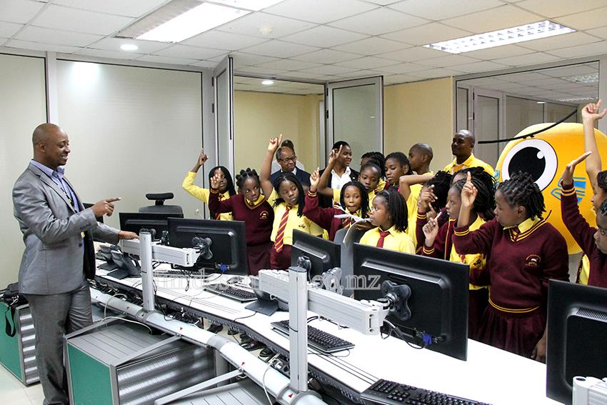 Visita à sede da mcel pelos estudantes do Externato Junica alusiva ao Dia da Criança Africana