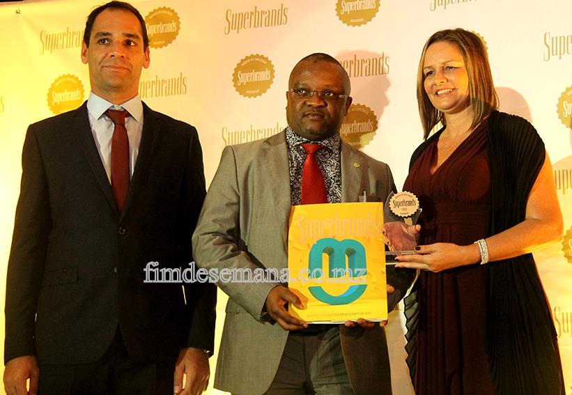 Acto de entrega do troféu e selo Superbrands ao Administrador Comercial da mcel Cláudio Chiche