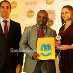 Acto de entrega do troféu e selo Superbrands ao Administrador Comercial da mcel Cláudio Chiche