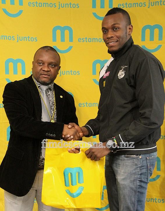 Administrador Comercial da mcel Cláudio Chiche no acto da entrega dos prémios a um dos jogadores da equipa de basquetebol do Clube Desportivo de Maputo