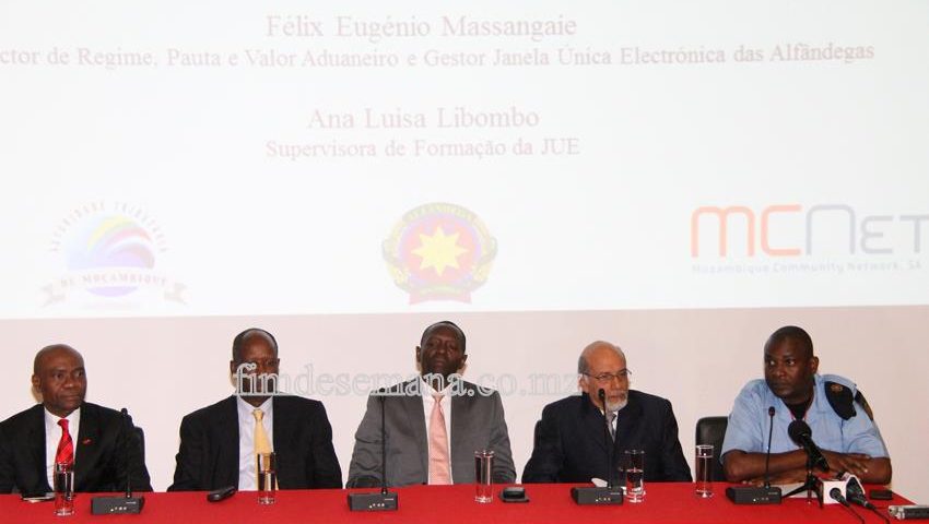 Mesa que presidiu a apresentação da JUE no UBA