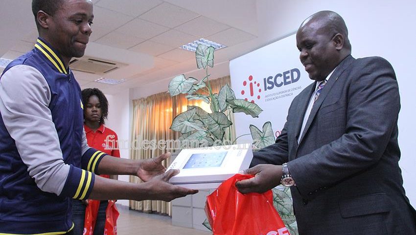 Acto de entrega de tablets aos estudantes do ISCED