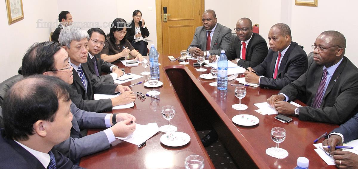 Mesa que presidiu o encontro com o Vice Primeiro-Ministro do Vietname