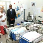 Momento em que o Administrador Delegado do Standard Bank visitava a Pediatria do Hospital Geral José Macamo