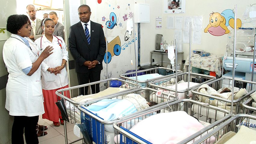 Momento em que o Administrador Delegado do Standard Bank visitava a Pediatria do Hospital Geral José Macamo