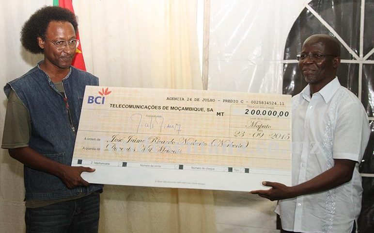 Acto de entrega do cheque ao primeiro classificado da XIII edi&ccedil;&atilde;o da Bienal TDM