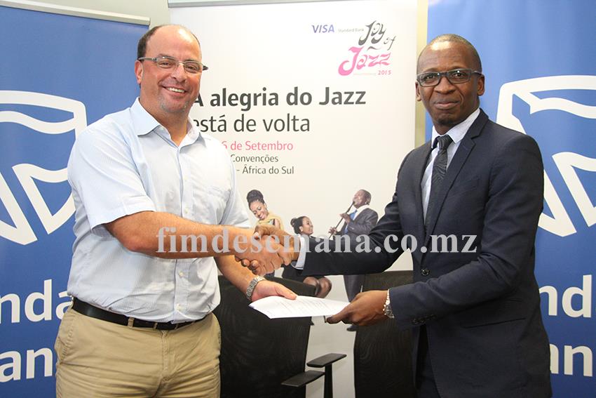 Entrega simb&oacute;lica do pr&eacute;mio aos vencedores da campanha cart&atilde;o de cr&eacute;dito Joy Of Jazz 1