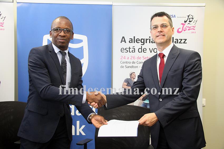Entrega simb&oacute;lica do pr&eacute;mio aos vencedores da campanha cart&atilde;o de cr&eacute;dito Joy Of Jazz 2