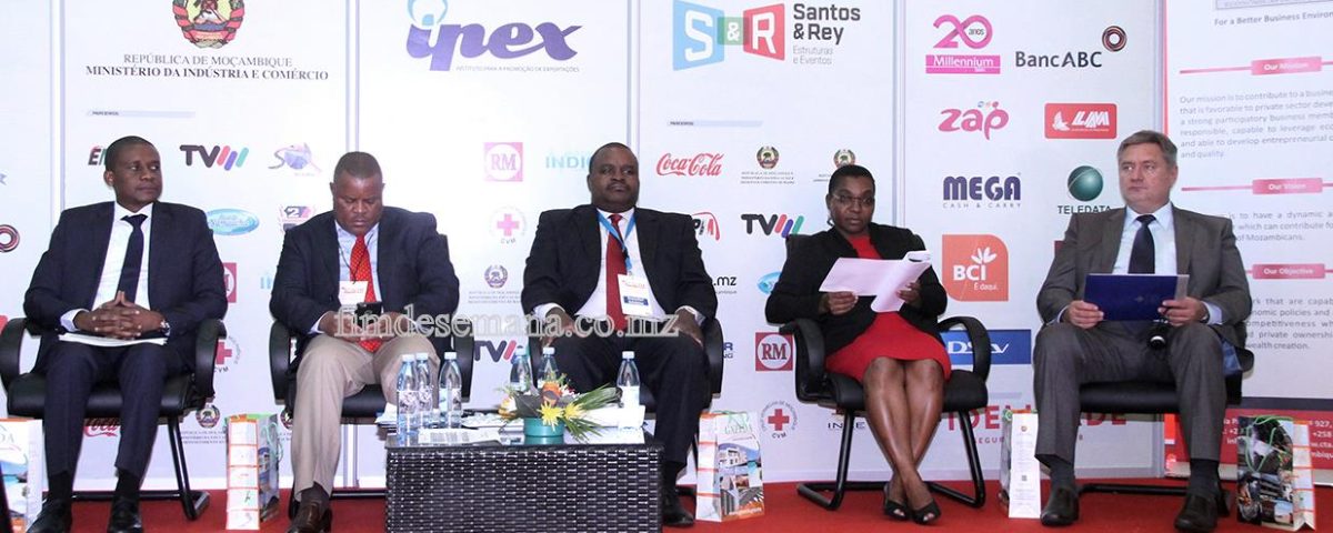 Mesa que presidiu o seminário de promoção de potencialidades económicas e oportunidades de investimento em Moçambique