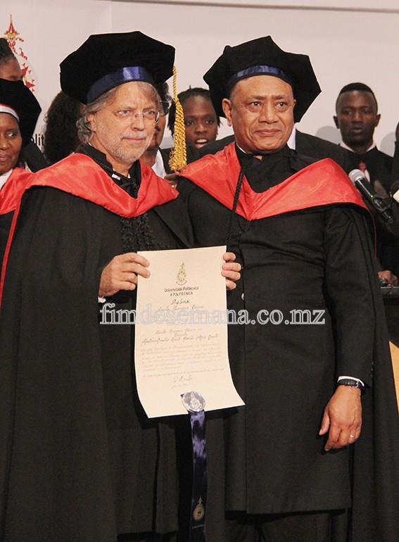 Mia Couto - exibindo o Certificado do doutoramento Honoris Causa