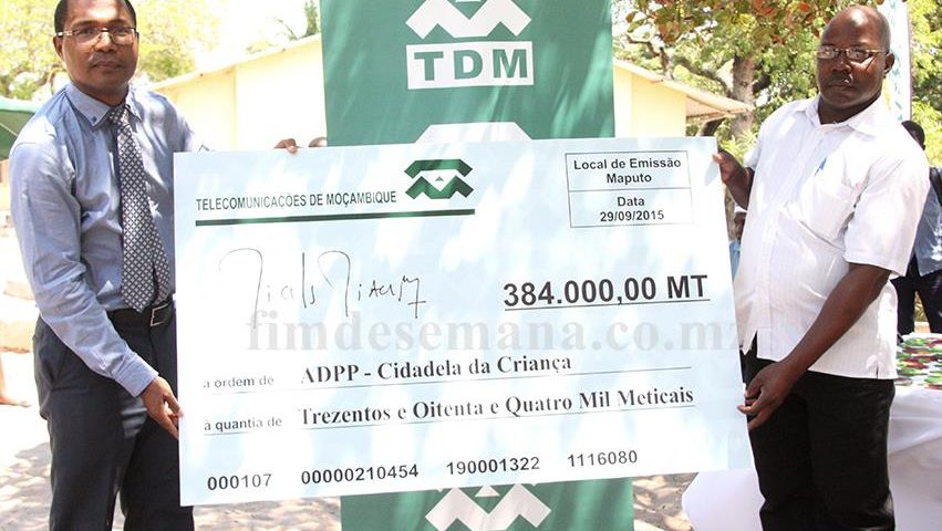 Acto da entrega do cheque ao Director da ADPP