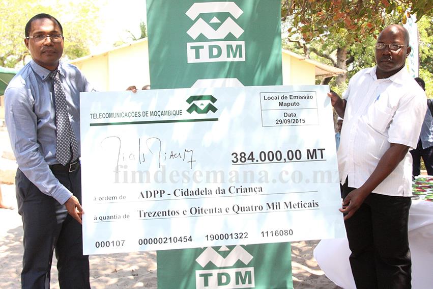 Acto da entrega do cheque ao Director da ADPP