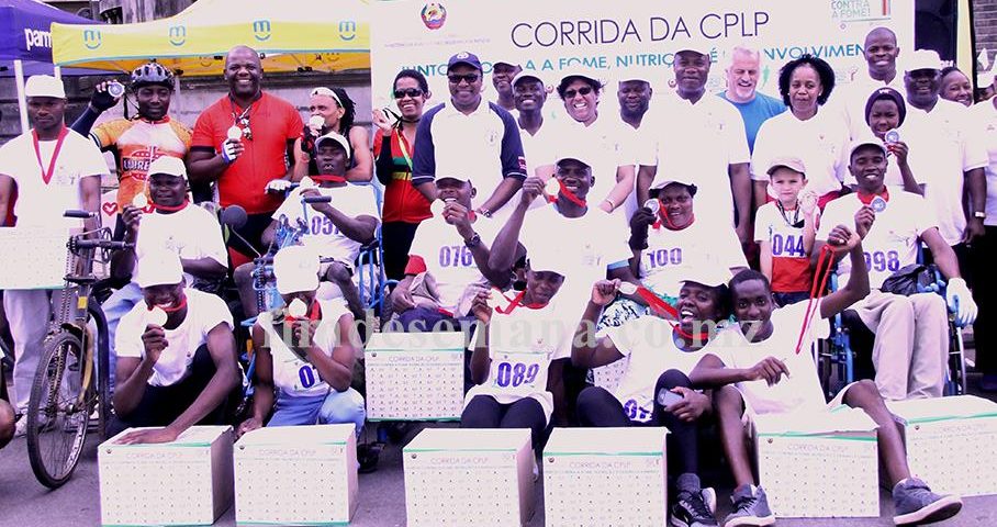 Foto de fam&iacute;lia com os pormotores e vencedores da prova