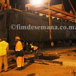 Descarregamento de uma das carruagens no Porto de Maputo