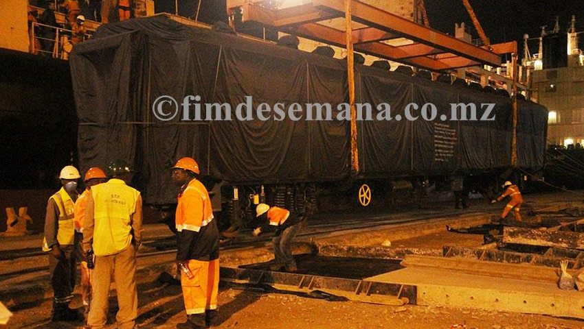 Descarregamento de uma das carruagens no Porto de Maputo