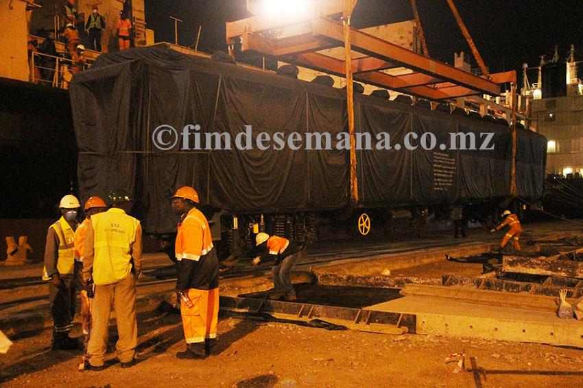 Descarregamento de uma das carruagens no Porto de Maputo