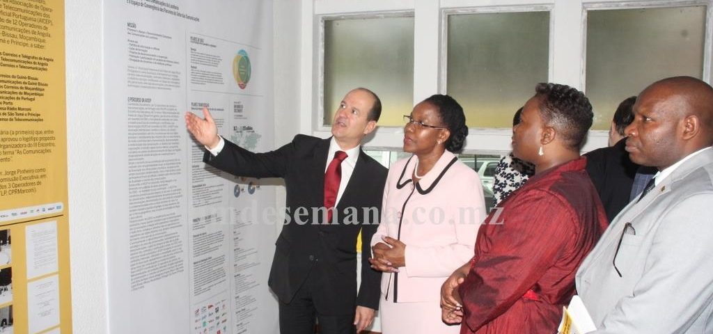 Dirigentes da AICEP e a vice ministra da Cultura e Turismo contemplando materiais expostos