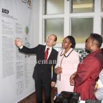 Dirigentes da AICEP e a vice ministra da Cultura e Turismo contemplando materiais expostos