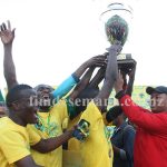 Entrega da ta&ccedil;a &agrave; equipa da Liga Desportiva de Maputo vencedora da edi&ccedil;&atilde;o 2015 da Ta&ccedil;a Mo&ccedil;ambique mcel