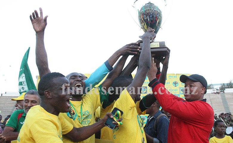 Entrega da ta&ccedil;a &agrave; equipa da Liga Desportiva de Maputo vencedora da edi&ccedil;&atilde;o 2015 da Ta&ccedil;a Mo&ccedil;ambique mcel