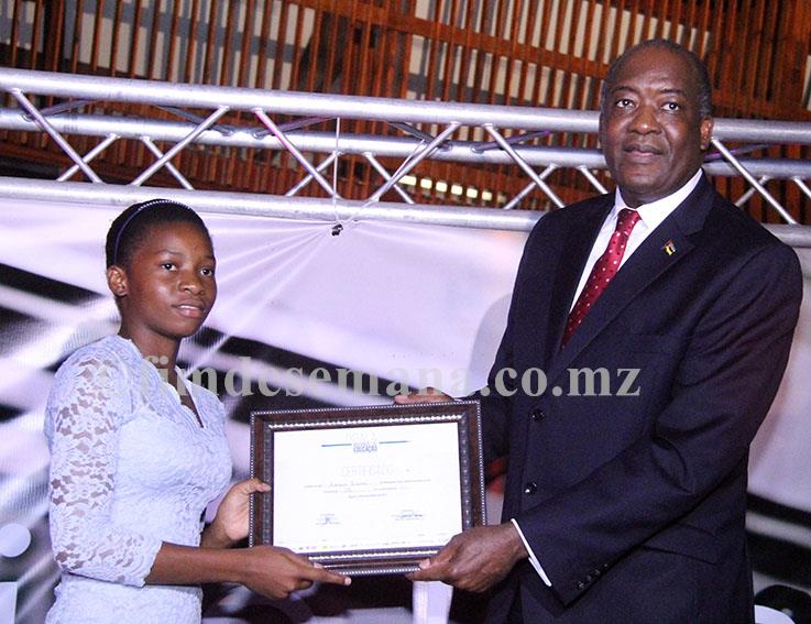 Entrega do certificado a uma das melhores alunas