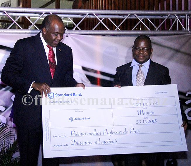 Entrega do cheque ao melhor professor do Pa&iacute;s