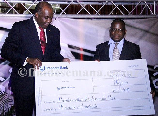 Entrega do cheque ao melhor professor do Pa&iacute;s