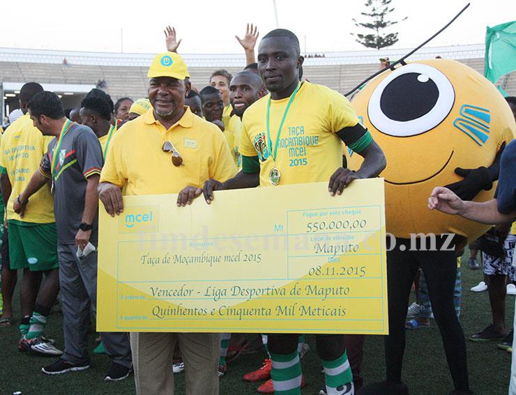 Entrega do cheque gigante pelo PCA da mcel &agrave; equipa da Liga Desportiva de Maputo vencedora da edi&ccedil;&atilde;o 2015 da Ta&ccedil;a Mo&ccedil;ambique mcel