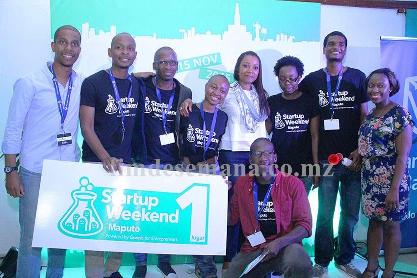 Equipe vencedora entre alguns membros do painel de juri