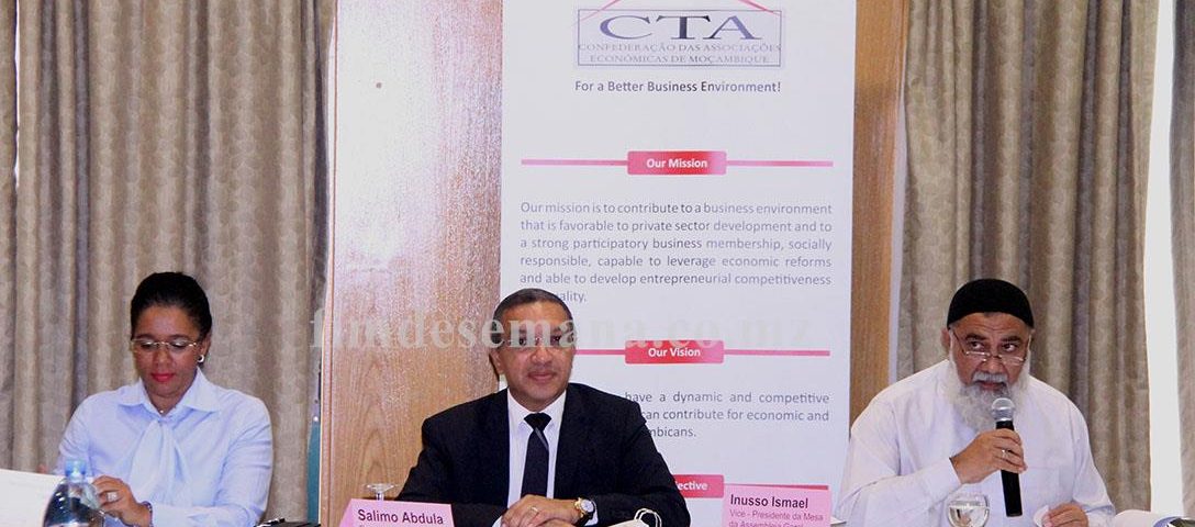 Mesa que presidiu a Assembleia Geral da CTA