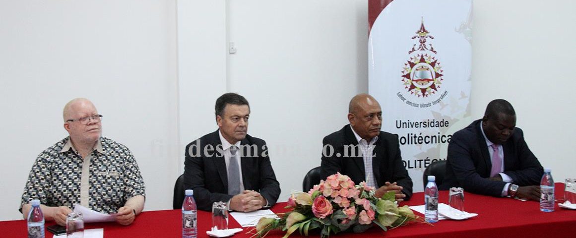 Mesa que presidiu a cerim&oacute;nia de abertura do curso de Mestrado
