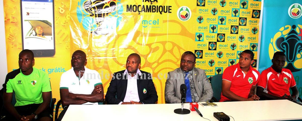 Mesa que presidiu a confer&ecirc;ncia de imprensa da final da ta&ccedil;a Mo&ccedil;ambique mcel