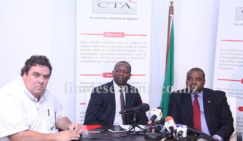 Mesa que presidiu &agrave; Confer&ecirc;ncia de Imprensa sobre Conjuntura Econ&oacute;mica