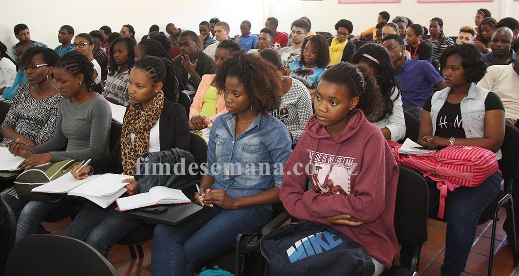 Participantes na palestra sobre desafios das mudan&ccedil;as clim&aacute;ticas