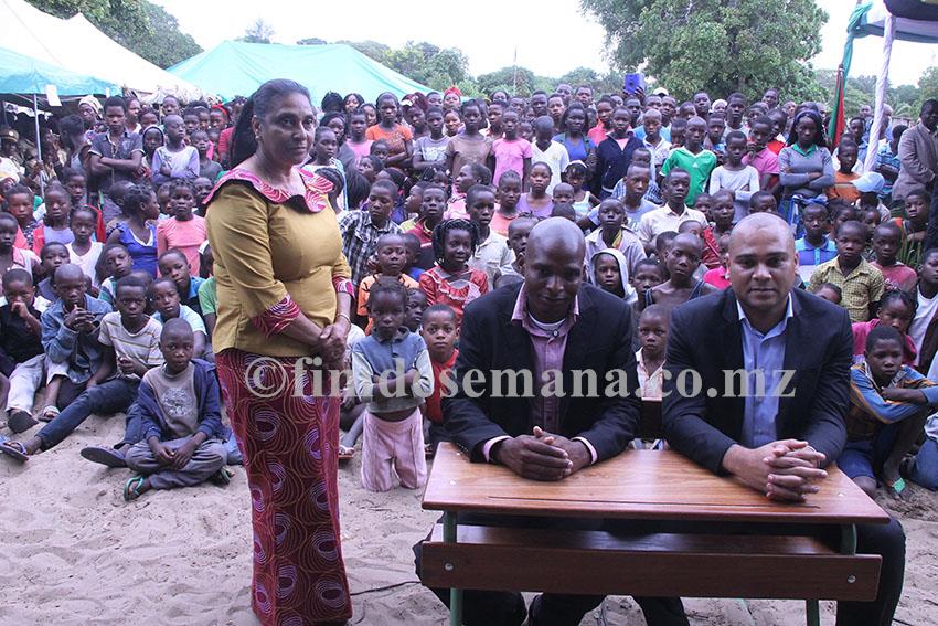 Entrega simb&oacute;lica das carteiras &agrave; EPC de Chissano