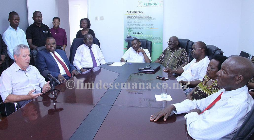 Mesa que presidiu a apresenta&ccedil;&atilde;o da Casa das Federa&ccedil;&otilde;es ao Governo