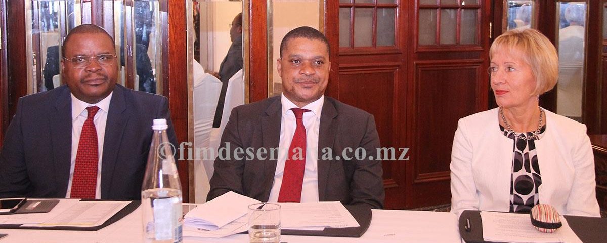 Mesa que presidiu o Semin&aacute;rio de Neg&oacute;cios entre Mo&ccedil;ambique e Finl&acirc;ndia