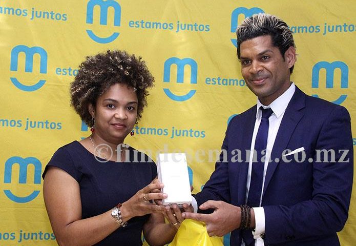 Acto de entrega do telem&oacute;vel ao treinador da selec&ccedil;&atilde;o nacional de futebol Abel Xavier