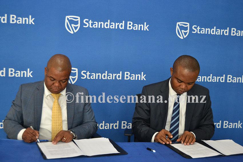 Acto de assinatura do contrato de patrocínio entre o Standard Bank e a Liga Moçambicana de Futebol