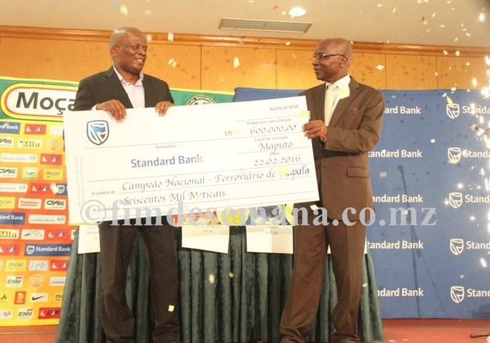 Acto de entrega do cheque ao Presidente do Clube Ferrovi&aacute;rio de Maputo equipe vencedora da edi&ccedil;&atilde;o 2015 do Mo&ccedil;ambola pelo PCA do Standard Bank