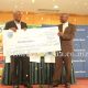 Acto de entrega do cheque ao Presidente do Clube Ferroviário de Maputo equipe vencedora da edição 2015 do Moçambola pelo PCA do Standard Bank