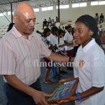 Entrega de certificado pelo Reitor da Universidade Polit&eacute;cnica a uma das melhores alunas da Escola Secund&aacute;ria das Ac&aacute;cias