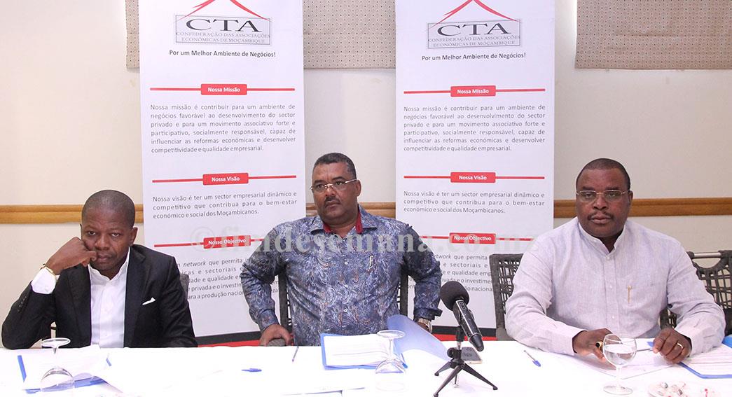 Mesa que presidiu a reuni&atilde;o do Conselho Directivo da CTA com os presidentes dos CEPs