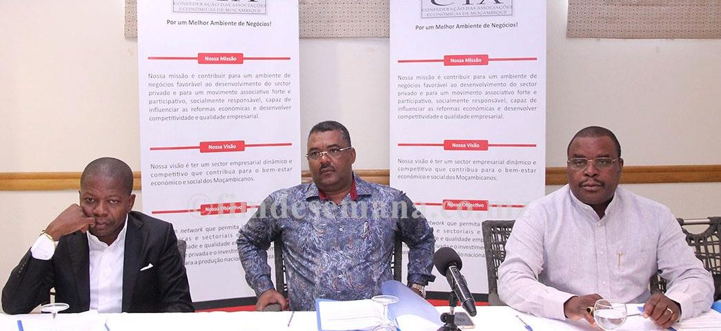 Mesa que presidiu a reuni&atilde;o do Conselho Directivo da CTA com os presidentes dos CEPs